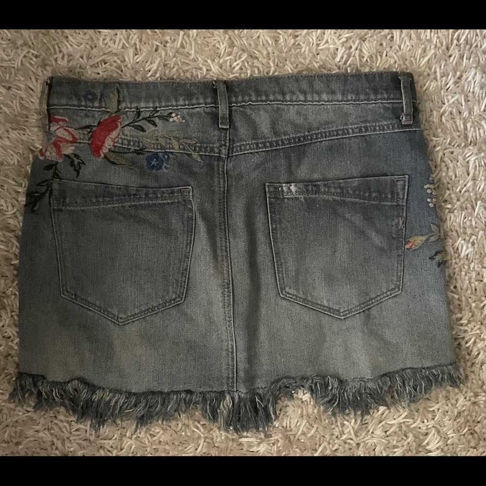 EXPRESS •EMBROIDERED FLORAL FRAY HEM JEAN SKIRT